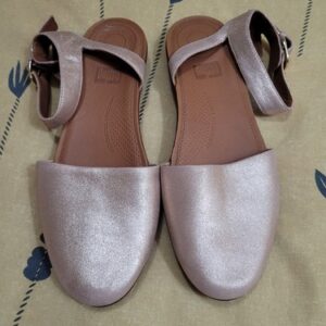 EUC Fitflop Cova Closed Toe Ankle Strap Sandals Size 6.5 Rose Gold Shimmer Suede