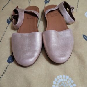 EUC Fitflop Cova Closed Toe Ankle Strap Sandals Size 6.5 Rose Gold Shimmer Suede