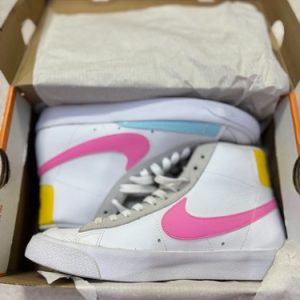 Nike Blazer Mid 77 White/Glow Pink Trainers Sneakers DA4295-100 Women’s Size 5