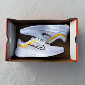 Nike Quest 5 Premium Road Running Shoes Women’s 8.5 half box