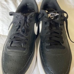 Womens Black Nike Shoes Size 7. Very Good Condition.