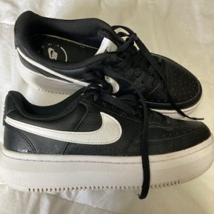 Womens Black Nike Shoes Size 7. Very Good Condition.